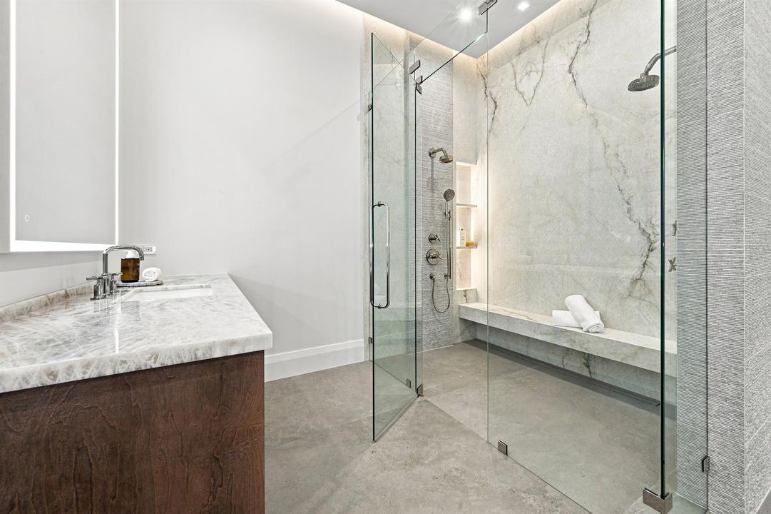 FIRST FLOOR PRIMARY BATHROOM