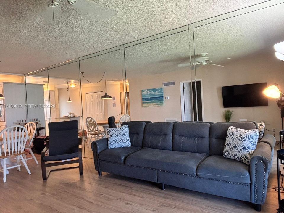 En Venta: $215,000 (2 camas, 2 baños, 888 Pies cuadrados)