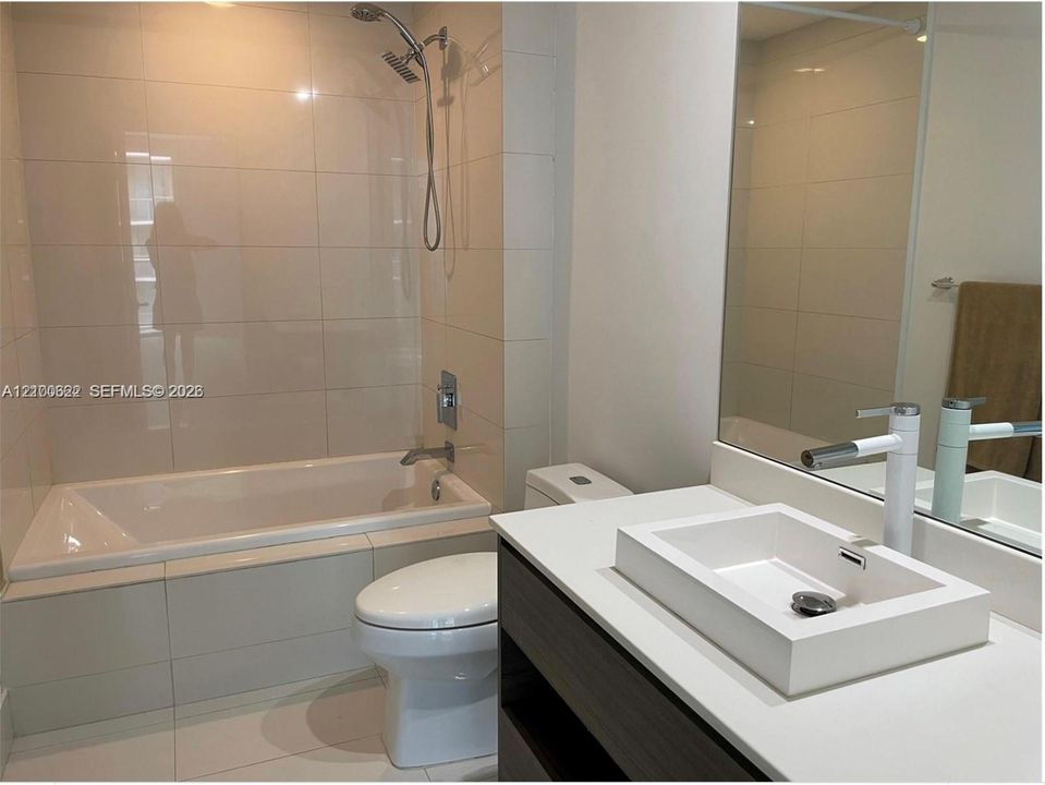 En Venta: $405,000 (0 camas, 1 baños, 530 Pies cuadrados)