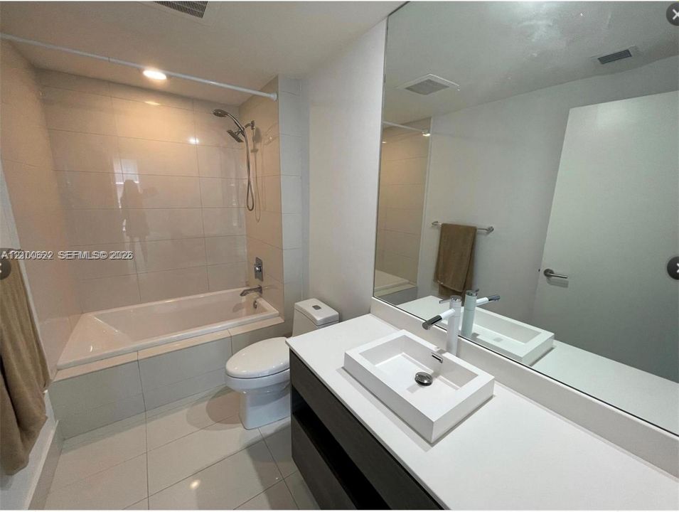 En Venta: $405,000 (0 camas, 1 baños, 530 Pies cuadrados)