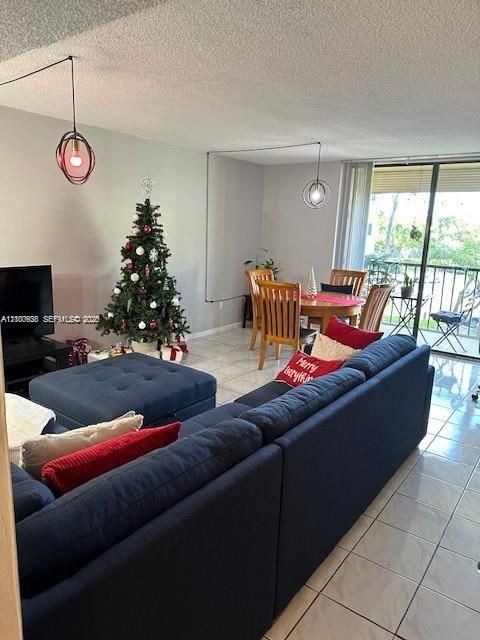 For Rent: $1,975 (2 beds, 2 baths, 965 Square Feet)