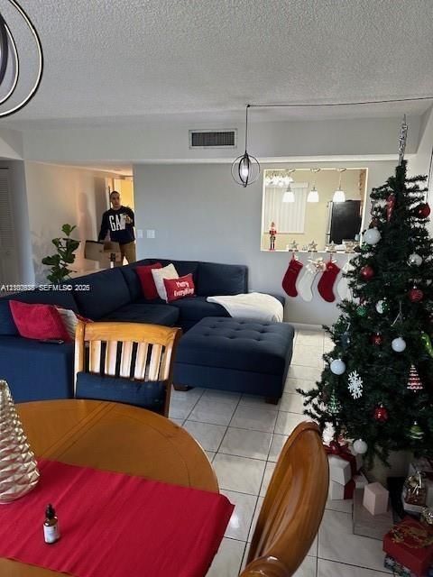 For Rent: $1,975 (2 beds, 2 baths, 965 Square Feet)