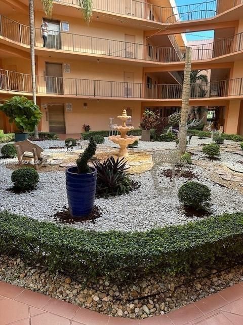 For Rent: $1,975 (2 beds, 2 baths, 965 Square Feet)
