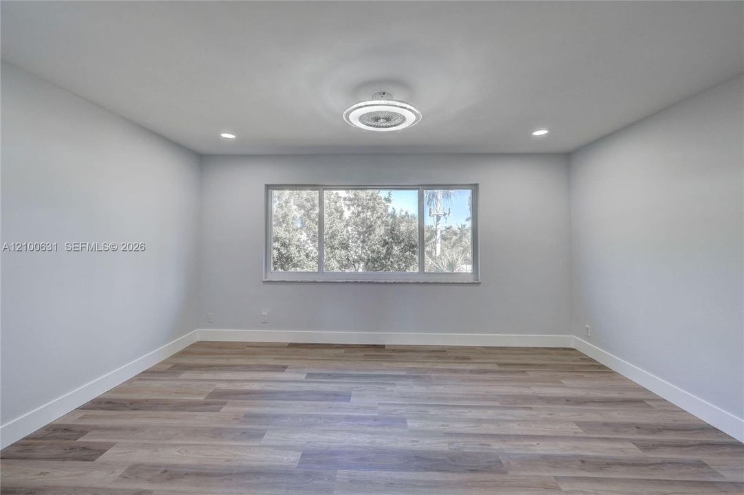 For Sale: $425,000 (2 beds, 1 baths, 1427 Square Feet)