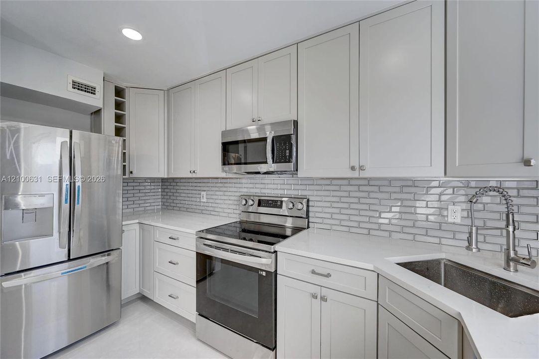 For Sale: $425,000 (2 beds, 1 baths, 1427 Square Feet)