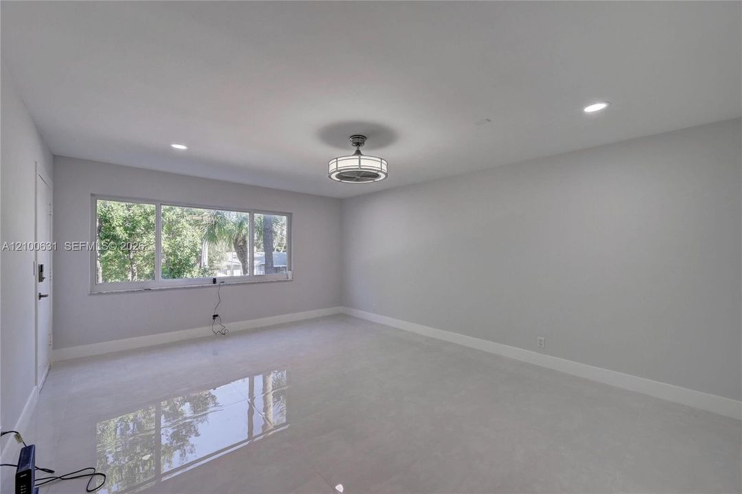 For Sale: $425,000 (2 beds, 1 baths, 1427 Square Feet)