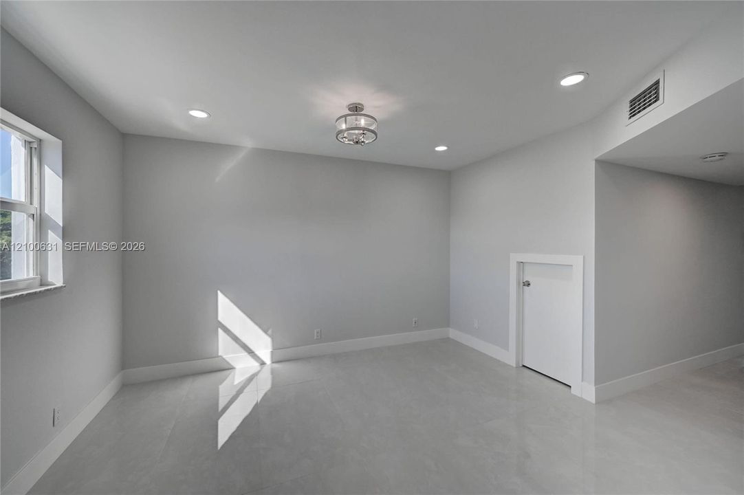 For Sale: $425,000 (2 beds, 1 baths, 1427 Square Feet)