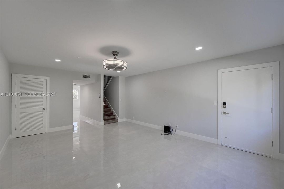 For Sale: $425,000 (2 beds, 1 baths, 1427 Square Feet)