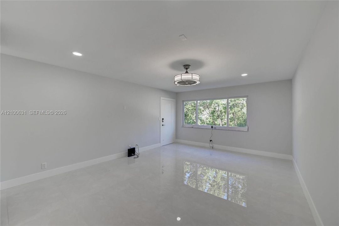 For Sale: $425,000 (2 beds, 1 baths, 1427 Square Feet)