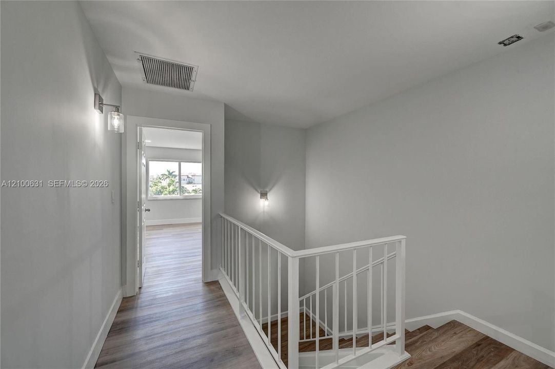 For Sale: $425,000 (2 beds, 1 baths, 1427 Square Feet)