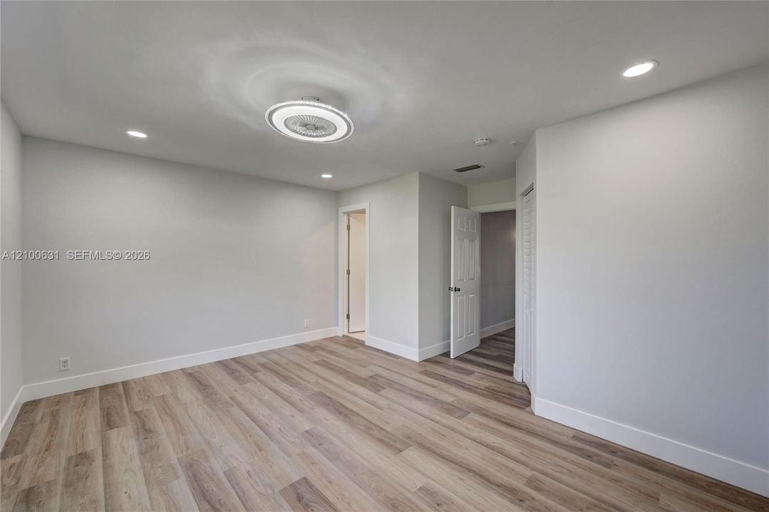 For Sale: $425,000 (2 beds, 1 baths, 1427 Square Feet)
