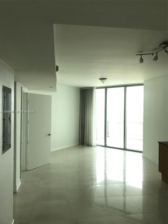 For Rent: $2,800 (1 beds, 1 baths, 704 Square Feet)