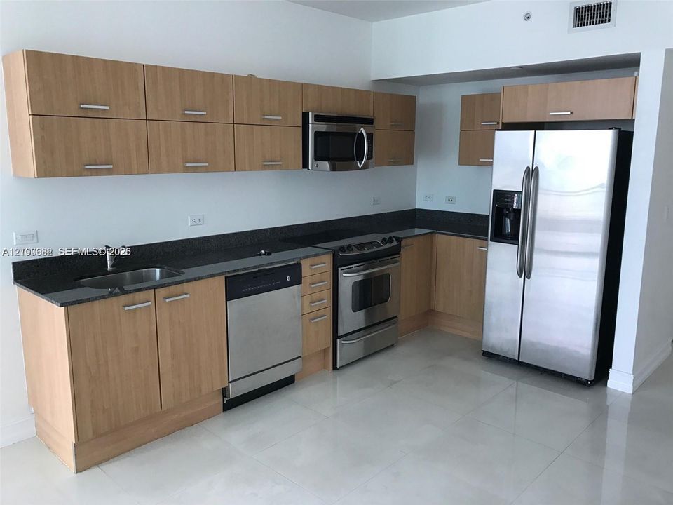 For Rent: $2,800 (1 beds, 1 baths, 704 Square Feet)