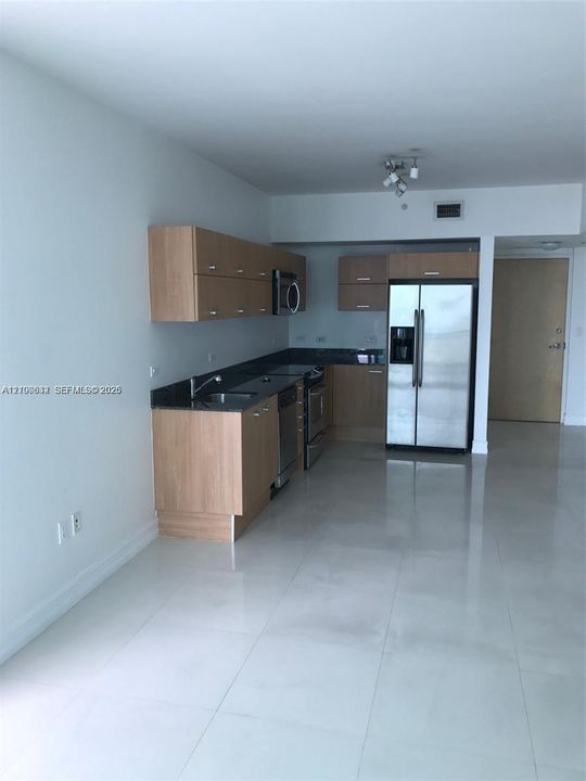 For Rent: $2,800 (1 beds, 1 baths, 704 Square Feet)