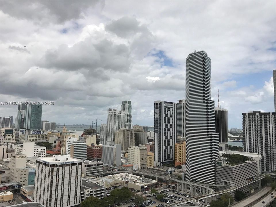 For Rent: $2,800 (1 beds, 1 baths, 704 Square Feet)