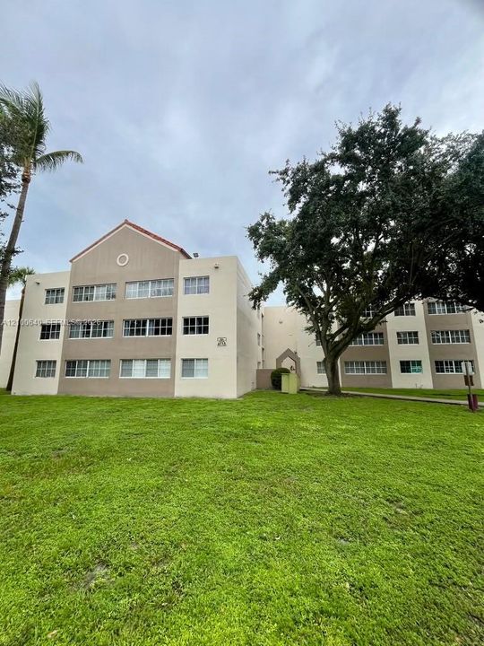 For Sale: $279,500 (2 beds, 2 baths, 1004 Square Feet)