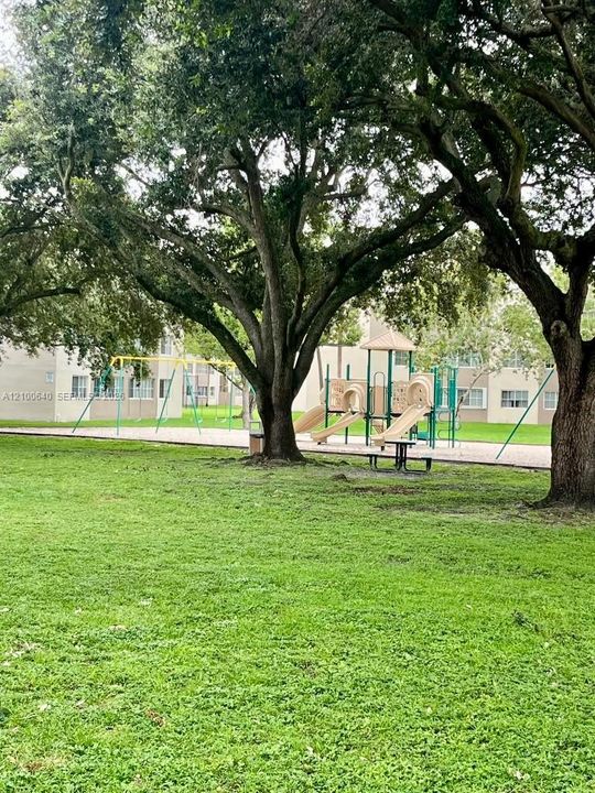 For Sale: $279,500 (2 beds, 2 baths, 1004 Square Feet)