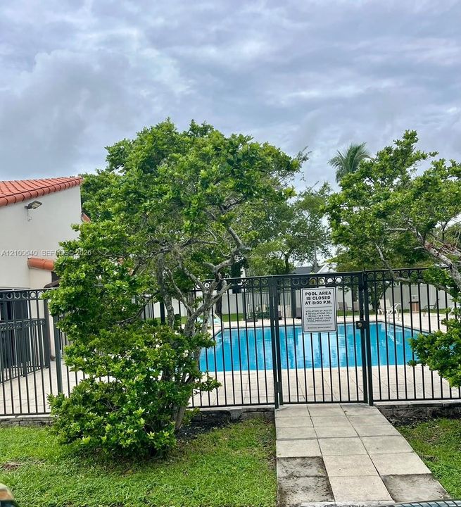 For Sale: $279,500 (2 beds, 2 baths, 1004 Square Feet)