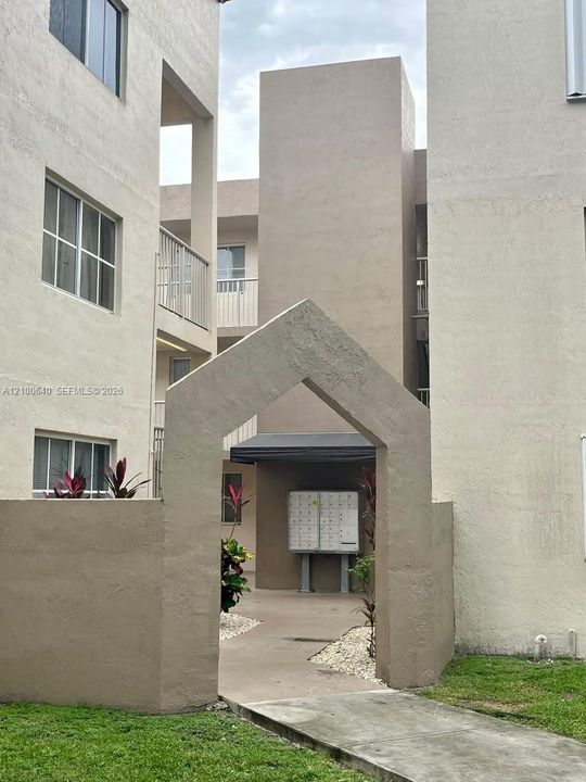 For Sale: $279,500 (2 beds, 2 baths, 1004 Square Feet)