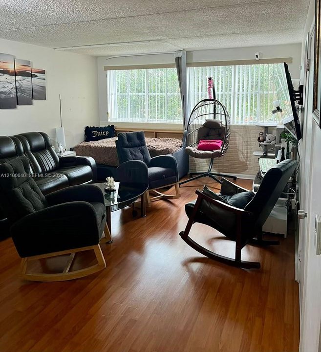 For Sale: $279,500 (2 beds, 2 baths, 1004 Square Feet)