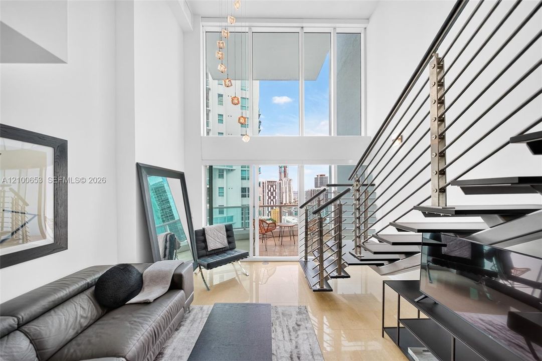 For Sale: $465,000 (1 beds, 1 baths, 981 Square Feet)