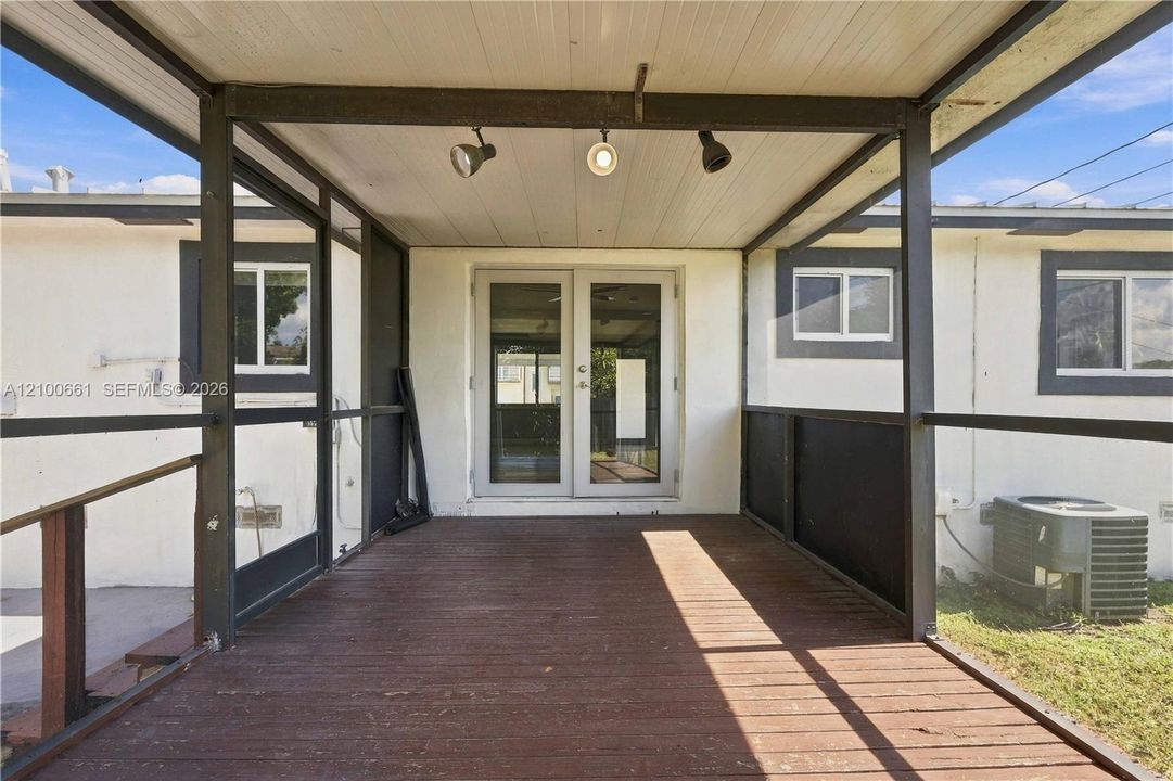 En Venta: $459,000 (3 camas, 2 baños, 1025 Pies cuadrados)
