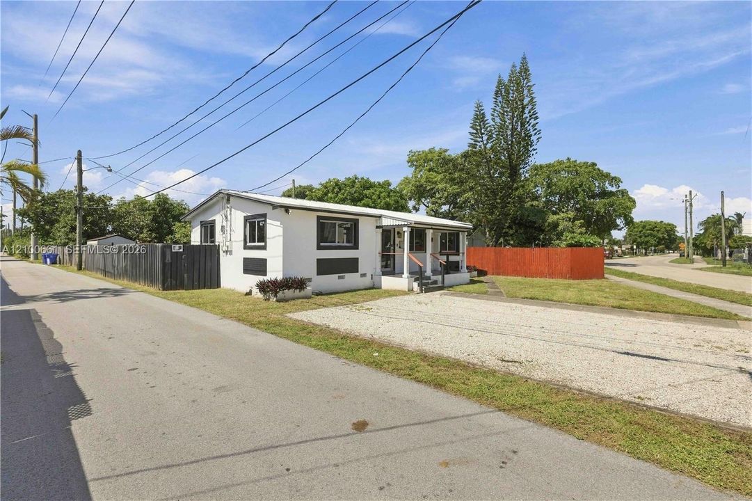 En Venta: $459,000 (3 camas, 2 baños, 1025 Pies cuadrados)
