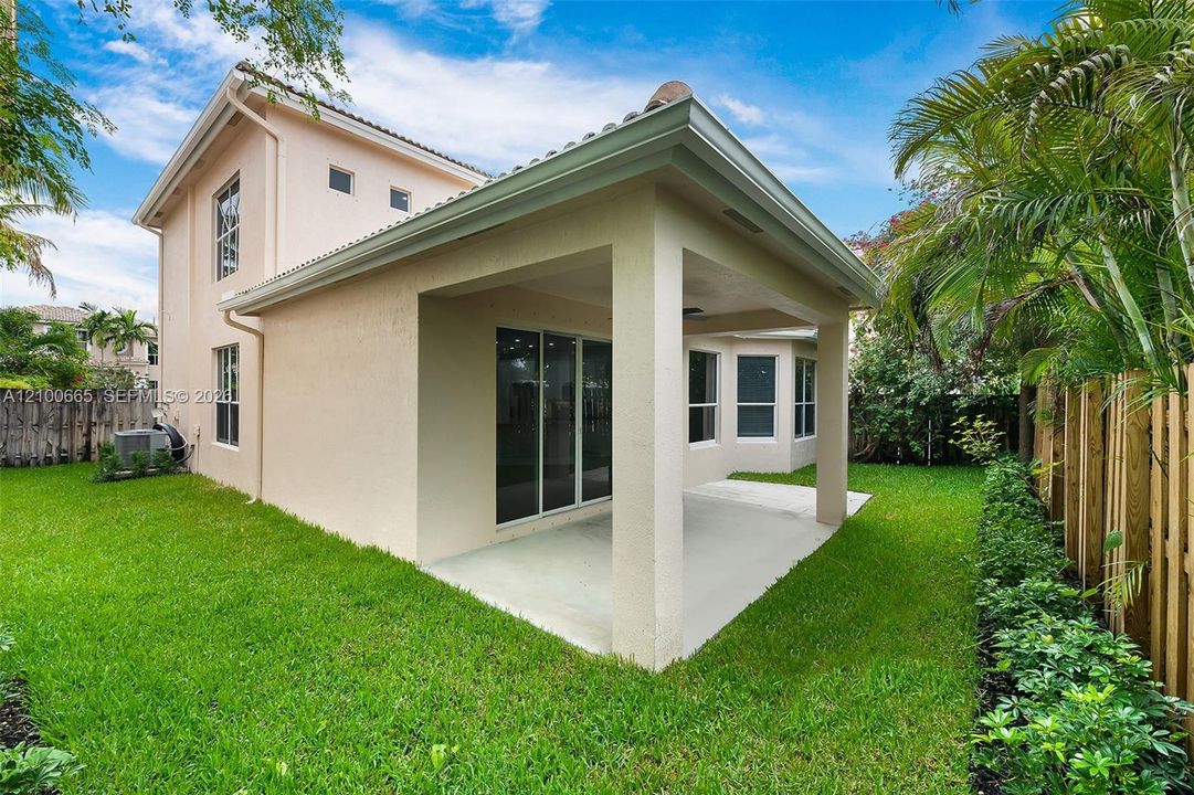 Activo con contrato: $4,600 (4 camas, 2 baños, 2476 Pies cuadrados)