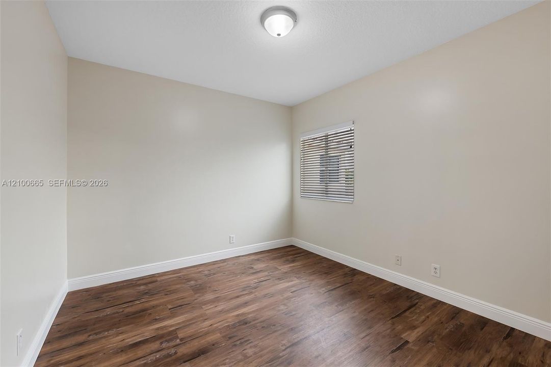 Activo con contrato: $4,600 (4 camas, 2 baños, 2476 Pies cuadrados)