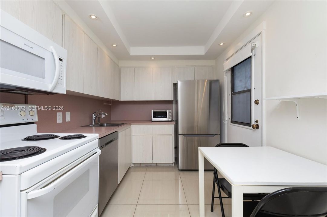 На продажу: $275,000 (2 спален, 2 ванн, 1083 Квадратных фут)