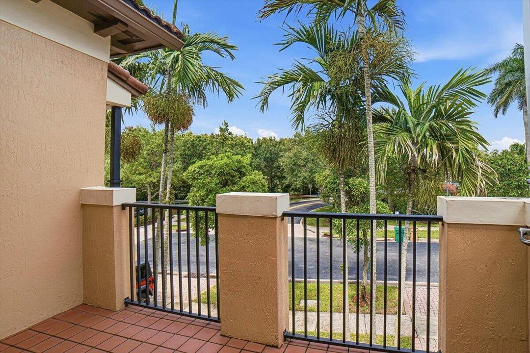32-Bedroom3-Balcony