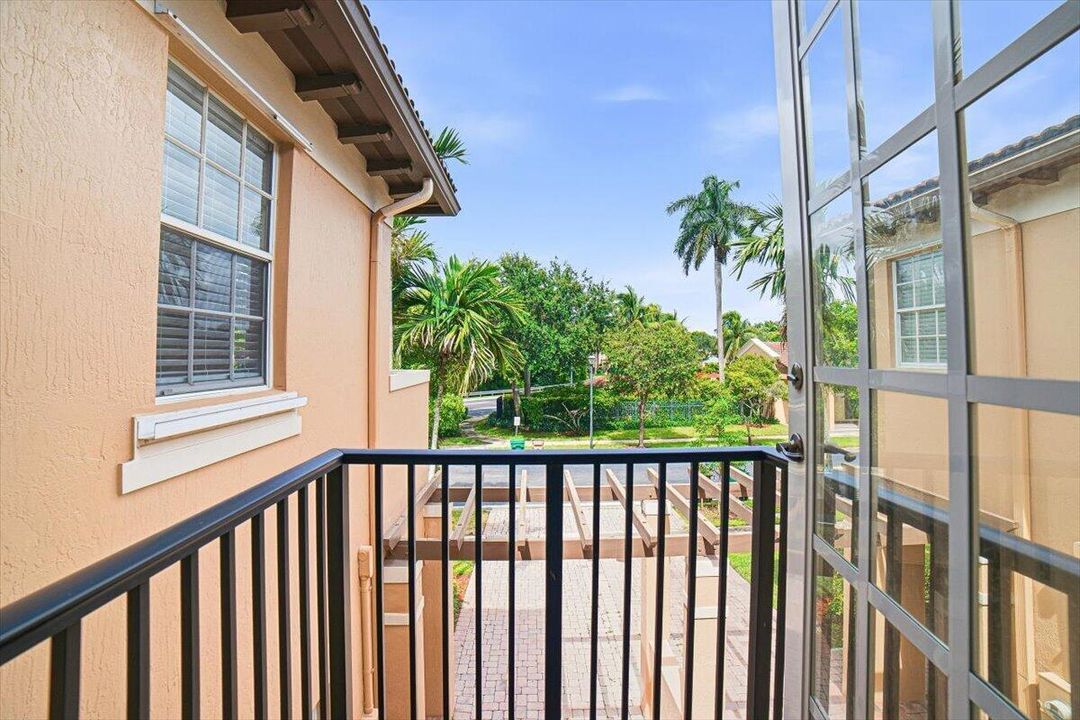 21-Bedroom1-Balcony
