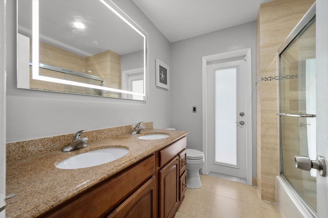 Hall/Cabana Bath