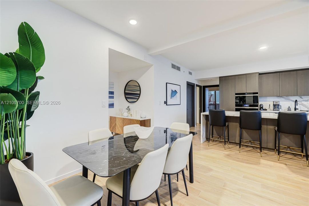 En Venta: $1,999,000 (4 camas, 4 baños, 1761 Pies cuadrados)