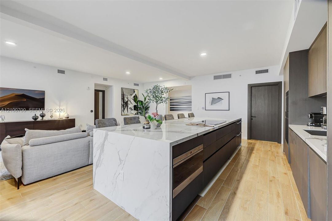 En Venta: $1,999,000 (4 camas, 4 baños, 1761 Pies cuadrados)