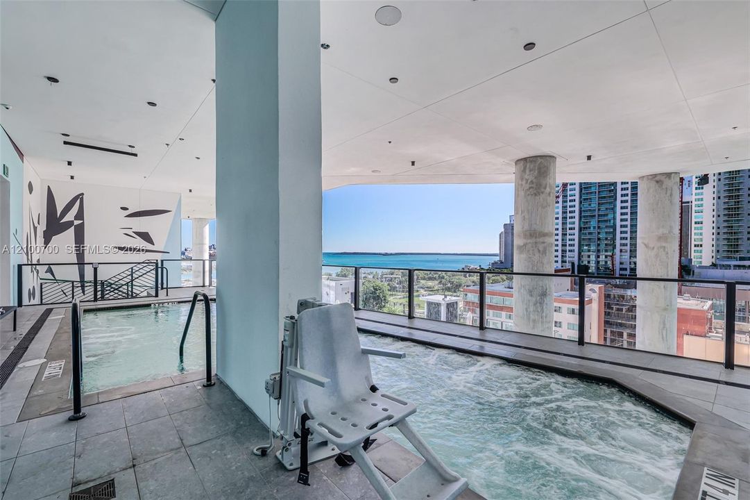En Venta: $1,999,000 (4 camas, 4 baños, 1761 Pies cuadrados)