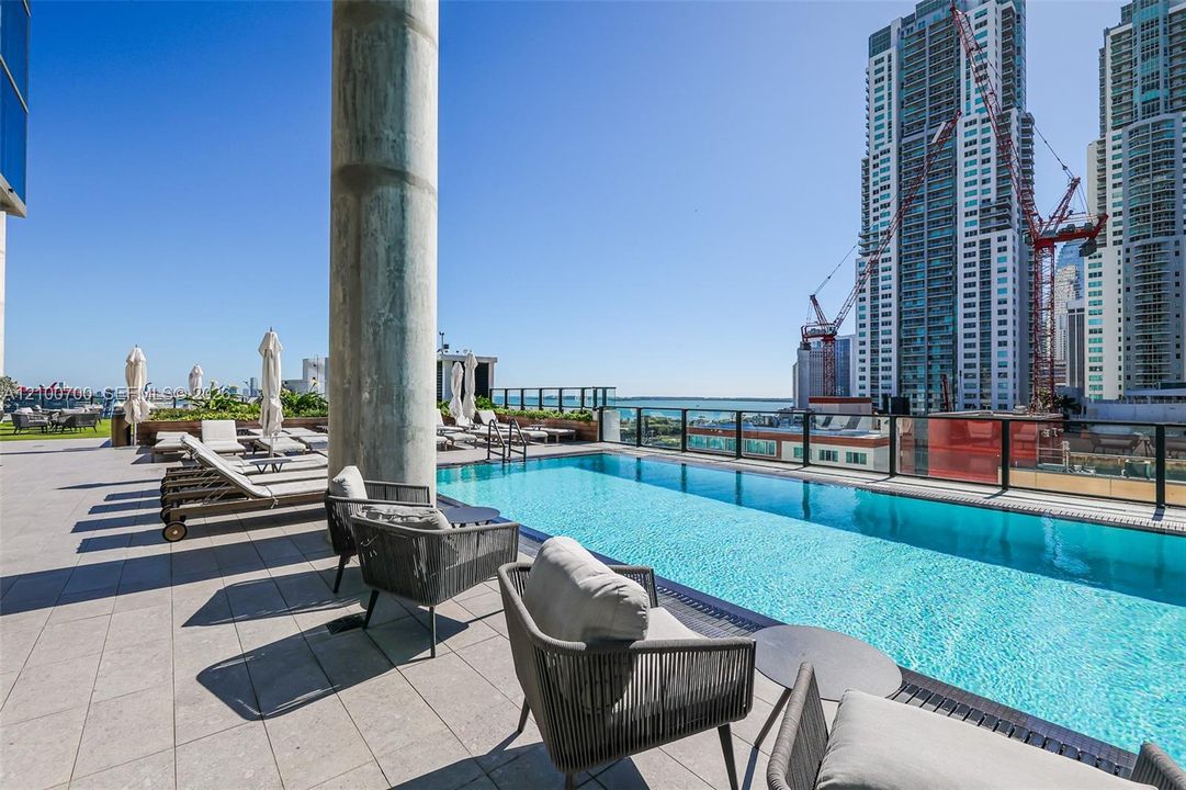 En Venta: $1,999,000 (4 camas, 4 baños, 1761 Pies cuadrados)