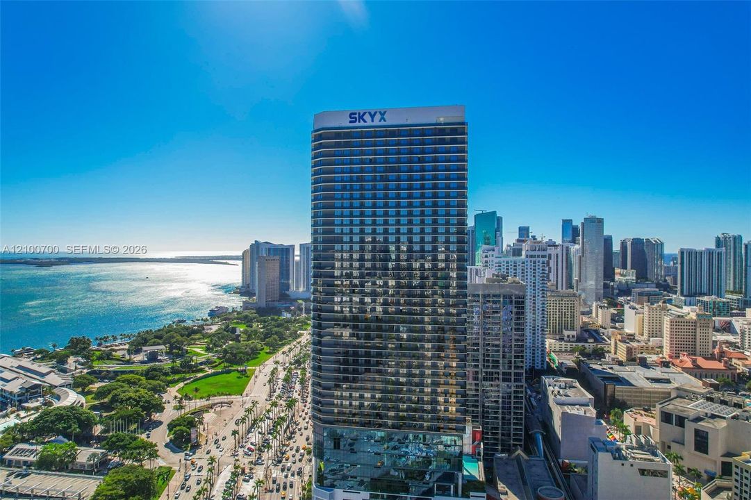 En Venta: $1,999,000 (4 camas, 4 baños, 1761 Pies cuadrados)