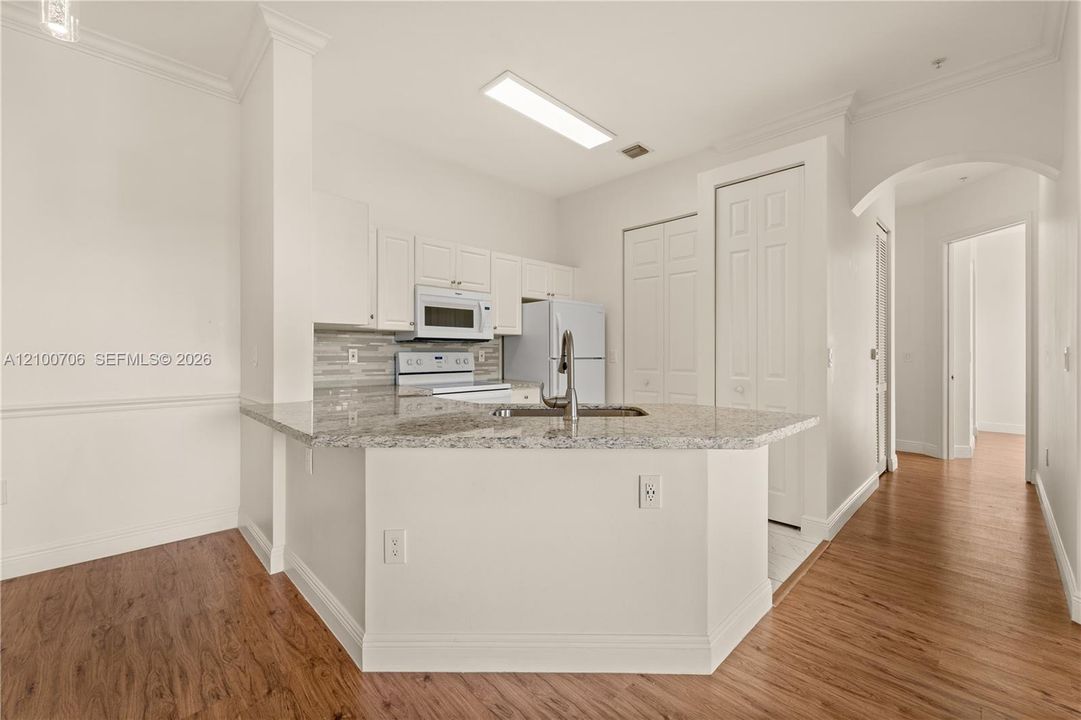 For Sale: $320,000 (2 beds, 1 baths, 890 Square Feet)