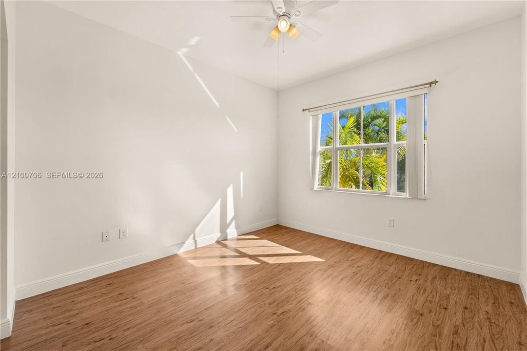 For Sale: $320,000 (2 beds, 1 baths, 890 Square Feet)