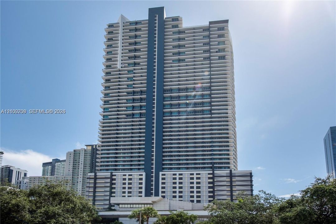 For Rent: $3,350 (1 beds, 1 baths, 877 Square Feet)