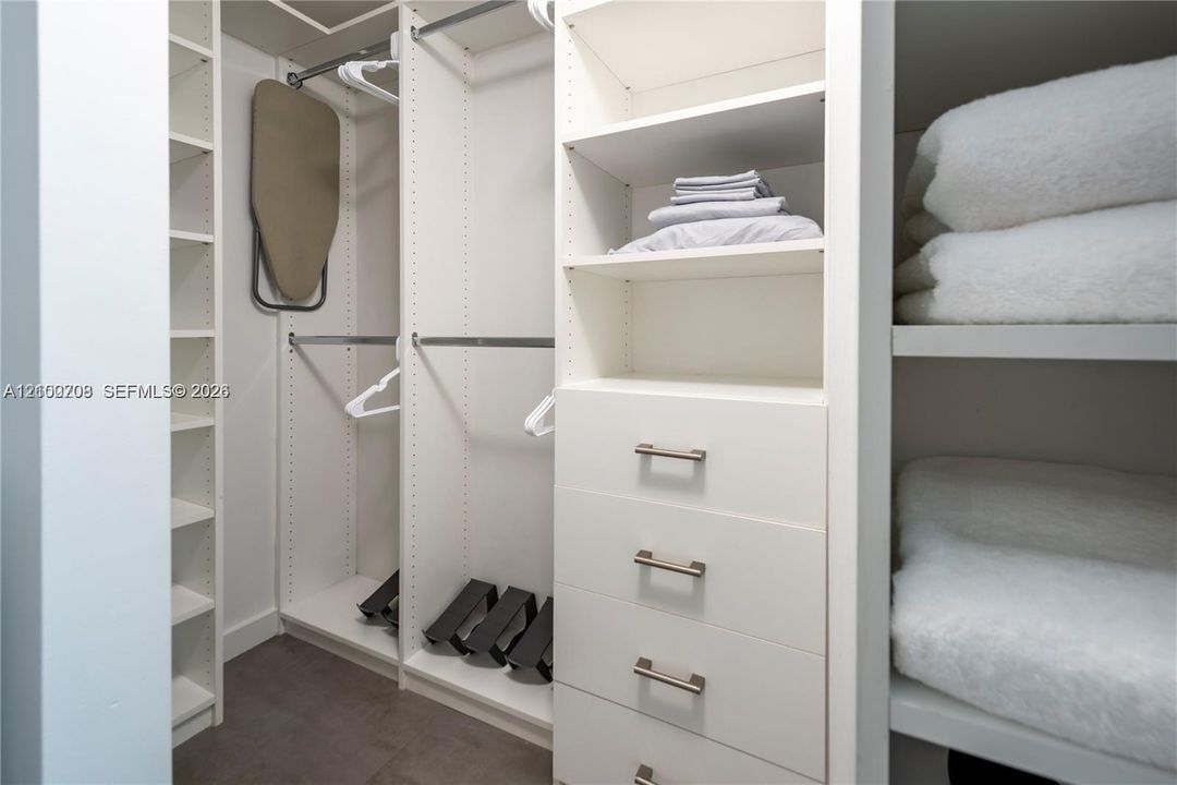 For Rent: $3,350 (1 beds, 1 baths, 877 Square Feet)