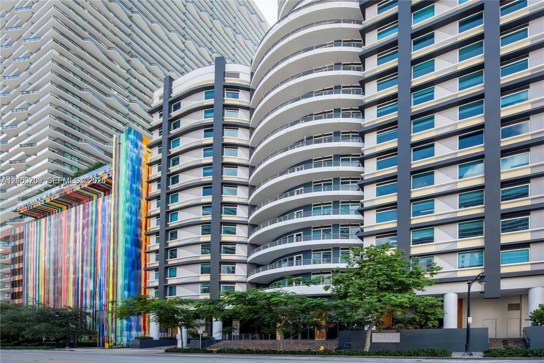 For Rent: $3,350 (1 beds, 1 baths, 877 Square Feet)