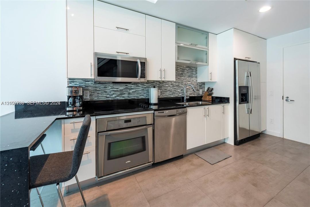 For Rent: $3,350 (1 beds, 1 baths, 877 Square Feet)