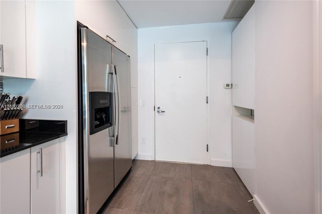 For Rent: $3,350 (1 beds, 1 baths, 877 Square Feet)