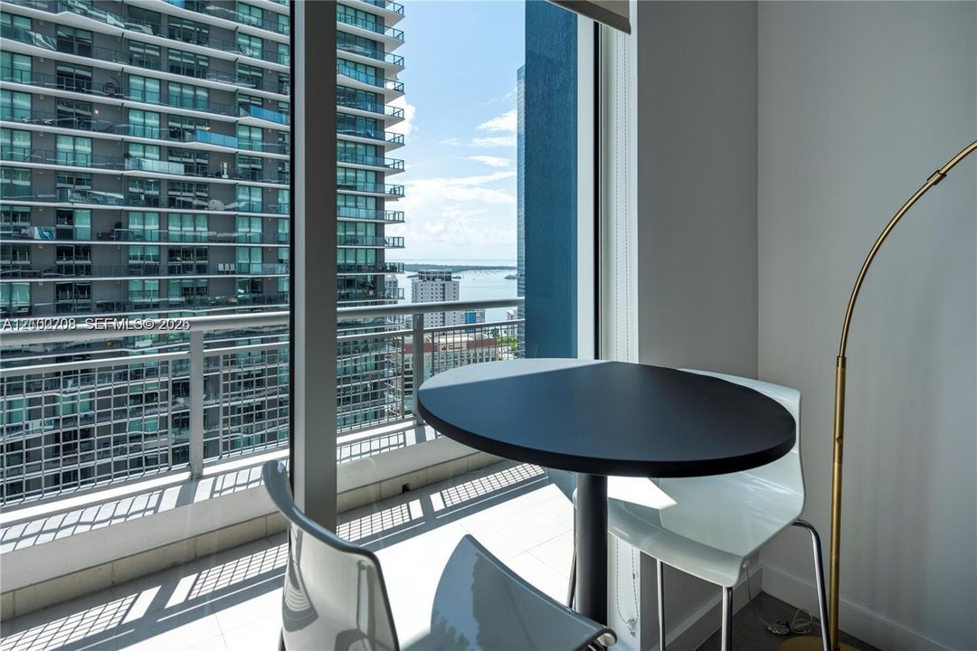 For Rent: $3,350 (1 beds, 1 baths, 877 Square Feet)