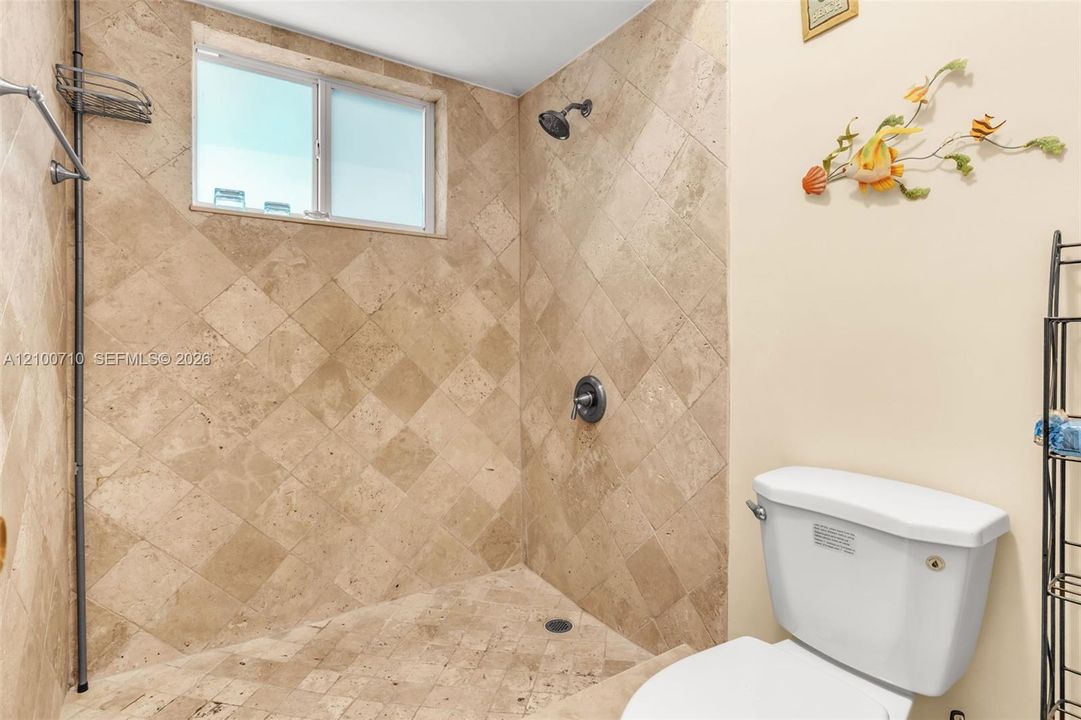 Activo con contrato: $599,999 (4 camas, 2 baños, 1665 Pies cuadrados)