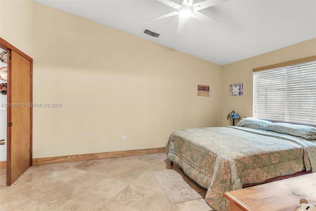 Activo con contrato: $599,999 (4 camas, 2 baños, 1665 Pies cuadrados)