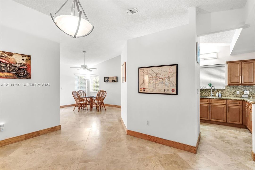Activo con contrato: $599,999 (4 camas, 2 baños, 1665 Pies cuadrados)