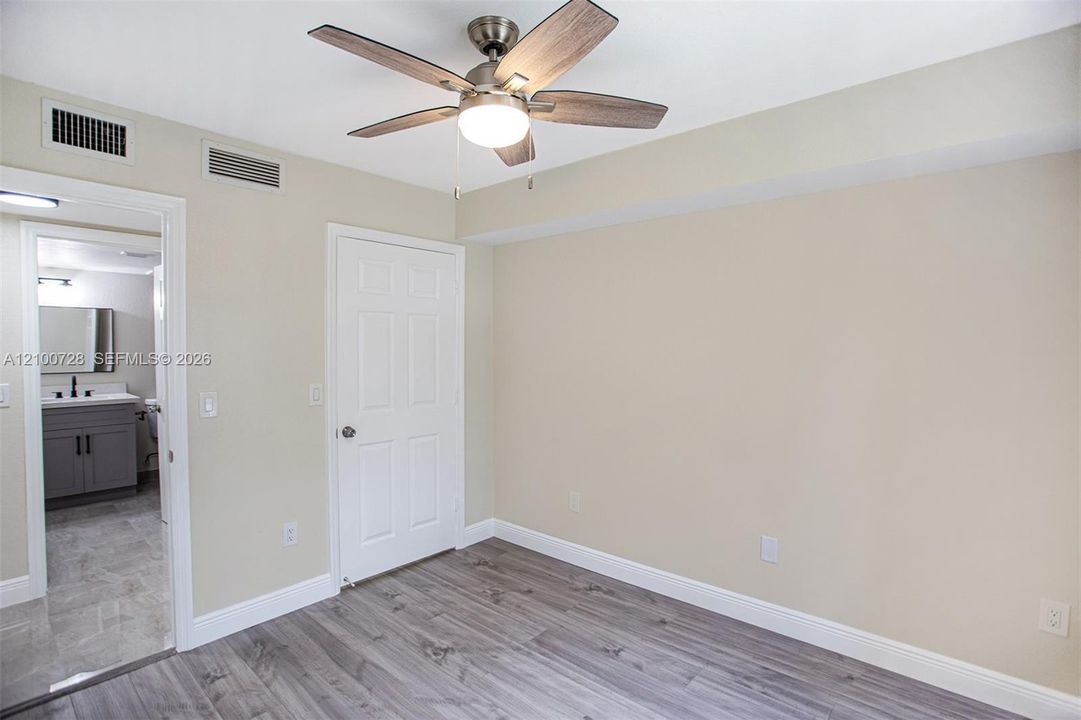For Rent: $2,400 (2 beds, 2 baths, 880 Square Feet)